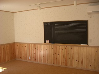 教室中央の壁に黒板を設置