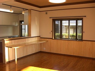 ダイニングに丸い出窓、カウンターをテーブルで使えるよう広く施工。