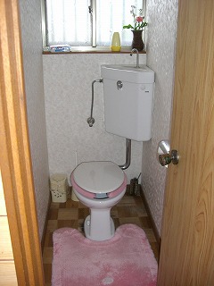 昔のトイレでタンクが壁についている タイプです。