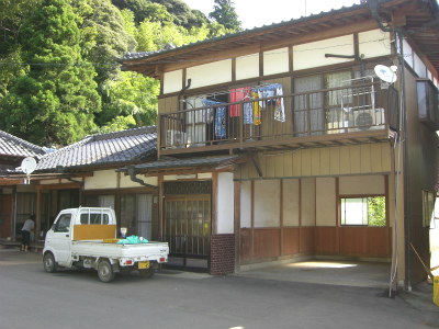 お家の一部が車庫スペースでした。