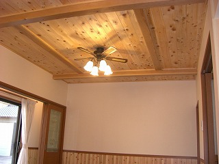 天井にヒノキの板を貼りました。